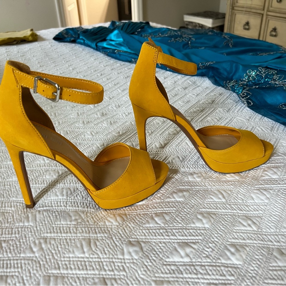 Never used. GIANNI BINI AUSTINNE SUEDE PLATFORM DRESS SANDALS - Picture 4 of 12